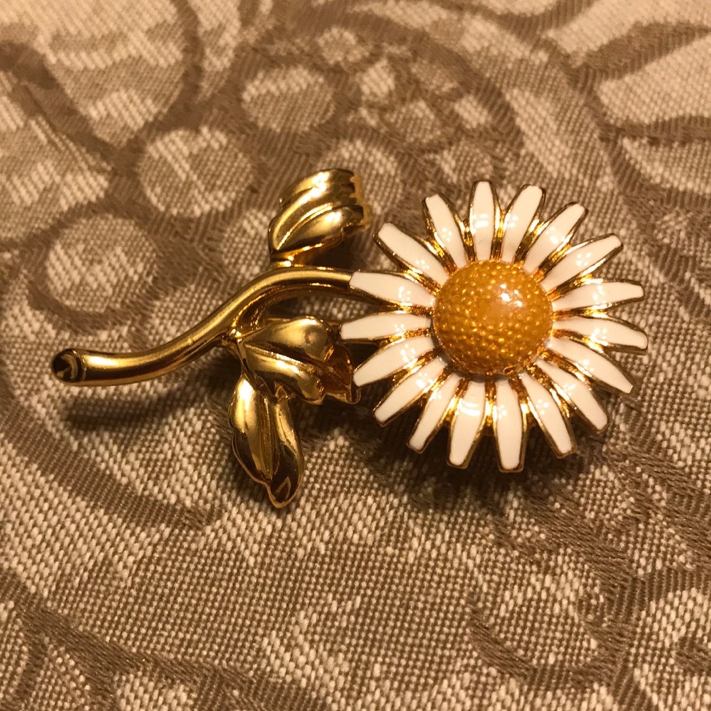 Joan Rivers Daisy Pin - Picture 4 of 4